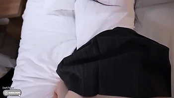 Dünnes asiatisches Teen bläst Schwanz im Amateur POV Creampie