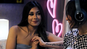 Gamer-Girl Xxlayna Marie wird von Isabella geleckt