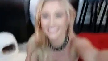 Блондинка-любительница писается и стреляет на Fansly