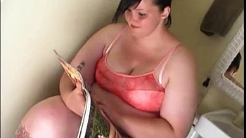 Milla Monroe: Tetas y culo grandes masturbándose en la ducha