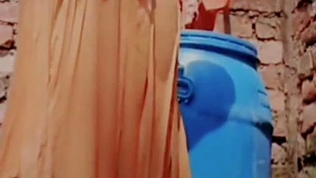 Индийская бабхи снимает голой ванну на улице