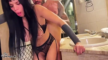 Zorra sumisa latina recibe sexo duro, cachetadas y humillación en el baño