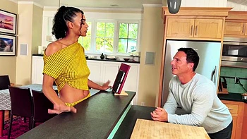 Adolescente alta morena vive fantasías dominantes