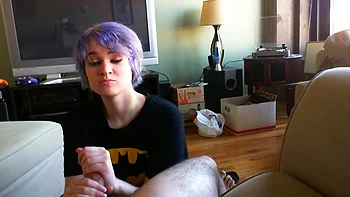 Amadora tarada chupando e masturbando o pau