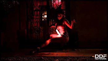 Heiße Pyromanin mit großen Titten fickt draußen