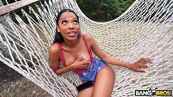 Эден глубоко сосёт и получает лица на маленькой груди