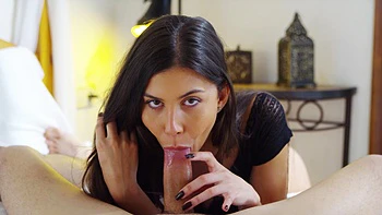 Anya Krey fickt und leckt im Badezimmer mit Freund