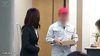 Trois filles asiatiques au boulot se font baiser