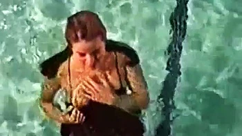 Любительница мастурбирует под водой