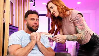 Milf pelirroja Sophia Locke follada duro por detrás