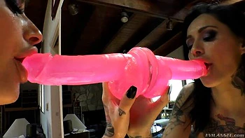 Alby Rydes tatouée se branle anale en solo