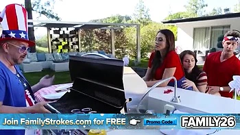 Madrastra y hijastra comparten enorme polla en barbacoa familiar