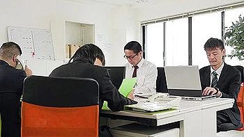 Secretária asiática casada implora por creampie sujo do escravo