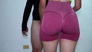 Latina morena en leggins apretados follada duro de pie en perrito con creampie