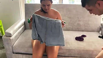 Колумбийская MILF-соседка трахается в POV, кончает струёй и кремпай