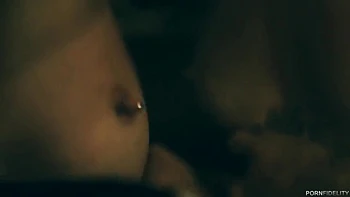 Похотливая милфа трахает в жопу и кончает в ванной