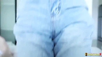 Gozo dentro de uma jovem milf tailandesa que manda ótimos boquetes