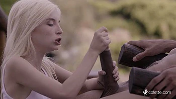 Piper la blonde suce une grosse queue