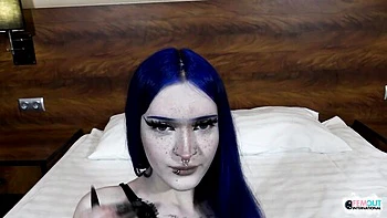 Lächelnde Malvina wichst in Strumpfhosen