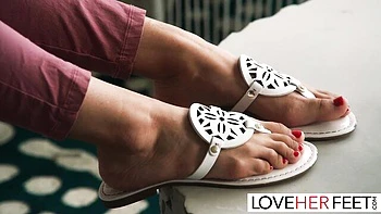 Vince Karter baise les pieds sexy de Nina Nieves