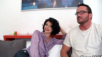 Esposa Lina Arian é fodida duro ao lado do marido