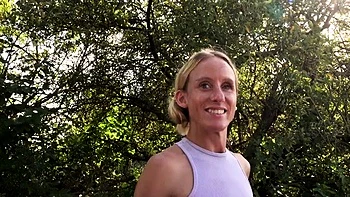 Melissa Rosa fode a buceta cheia de porra ao ar livre