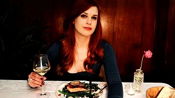 Рыжая девка показывает папочке свою узкую киску