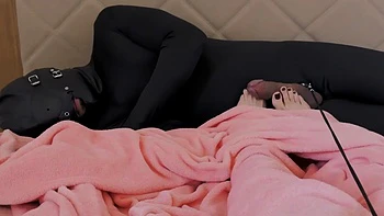 Göttin Elisa spielt Fußfetisch an kaltem Tag