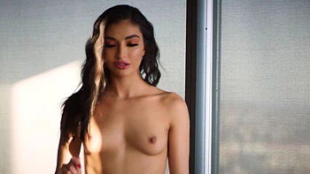 Sexy Latina Emily Willis zieht sich nackt aus