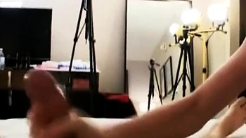 Брюнетка-любительница делает ручку с огромной кончей