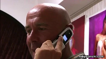 Asiatisches Blondchen bekommt Doppelpenetration Doggy und Missionar