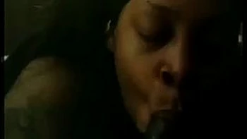 Babe amateur suce une bite