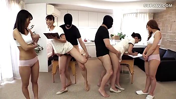 Ados asiatiques en lingerie dans une orgie déchaînée