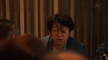 Mujer follada duro mientras cornudo observa