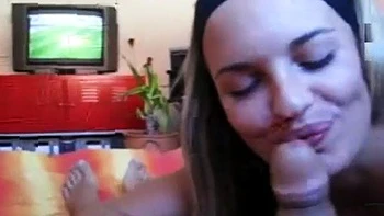 Je lui suce et chevauche pendant qu'il regarde le match