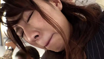 Asiático pervertido toca sin quejarse a chica depilada