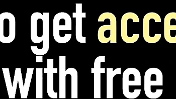 Charlee Chase lutscht Schwanz im heißen Dreier