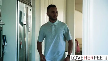 Блондинка Виктория Здрок лижет и сосет ноги, фетиш