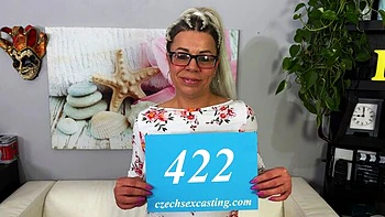 Lucka 2 madura e curvilínea leva uma forte ejaculação facial