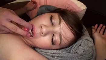 Айми Ёсикава с большими сиськами кончает и бьёт струёй с вибратором