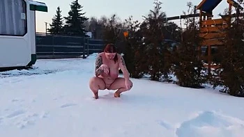 MILF pelirroja dominatrix: meando desnuda en nieve y haciendo que él coma