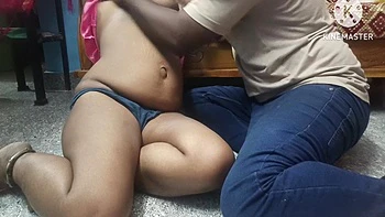 Bhabhi chaude séduit le proprio pour baiser et payer le loyer