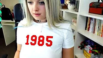 Блондинка-любительница с огромной жопой и сиськами