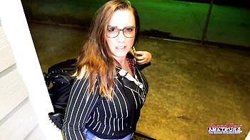 Morena tatuada gostosa domina e caga os dedos na bunda