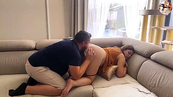 Meia-irmã tímida leva a primeira foda anal hardcore