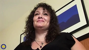 Joyce madura y curvy follada duro a cuatro con su gran culo