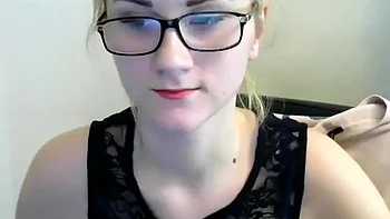 Блондинка-любительница дразнит на вебке и раздевается