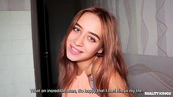 Adolescente loira russa Molly Kelt fodida e palmada