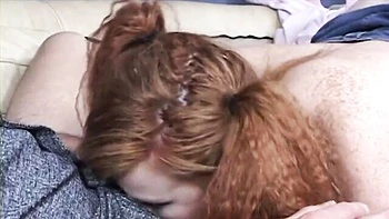 MILF ruiva Doxie chupando pau grande e fodendo doggy