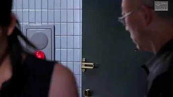 Cuckold sieht seine Schlampe von einem anderen gefickt